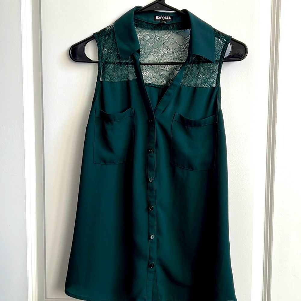 Green tank too. Lace top in the back. Chiffon material.
